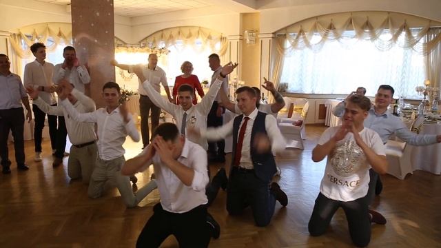 ЛУЧШИЕ ТАНЦЫ НА СВАДЬБЕ НЕ ПОВТОРЯТЬ ОЧЕНЬ КРУТО ПРИКОЛЫ ТАНЦЫ НА СВАДЬБЕ СМОТРЕТЬ ДО КОНЦА смотреть онлайн