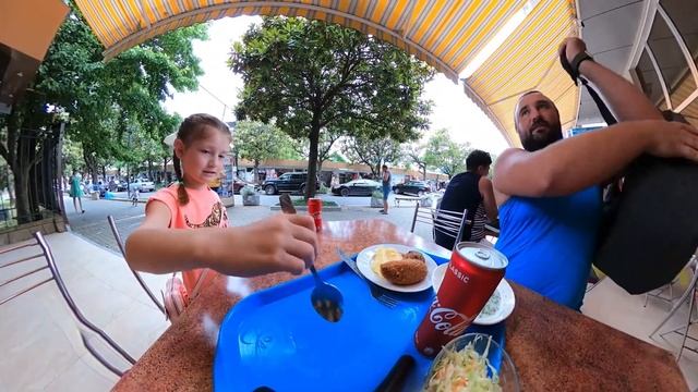 Лазаревское 2021 сколько стоит пообедать в столовой, и сколько людей на центральном пляже 24 июня! смотреть онлайн