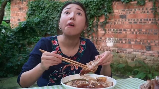 小雨吃隆江豬腳飯，Q彈軟糯湯汁香濃，加兩個滷蛋真絕了！ #市民朱小雨 смотреть онлайн