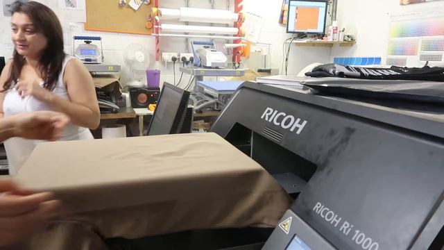 DTG PRINTING ONTO GARMENTS! - Miss Donuts! | Dubplate Warz! смотреть онлайн
