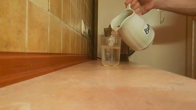 Как налить воду в стакан / How to pour water into a glass смотреть онлайн