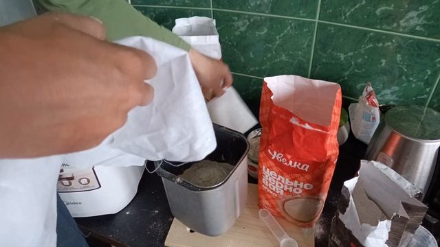 ОТец испёк хлеб на ржаной закваске в хлебопечке смотреть онлайн