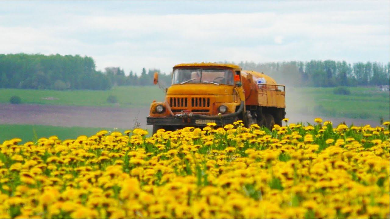 ЗИЛ 131 возит воду, разобрали мост трактора Кировец К744