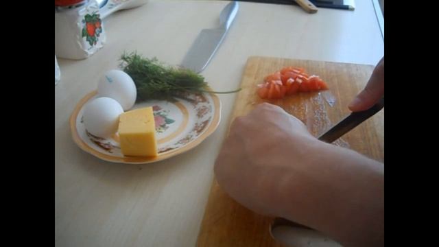 Яичница с чесноком, помидором, лучком, и сыром. смотреть онлайн