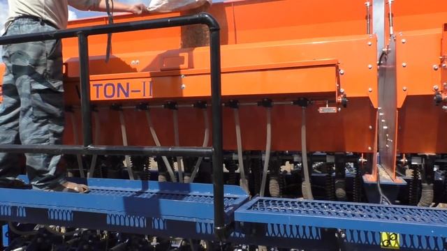 Первый год по NO-till в Подмосковье. Посев многокомпонентной смеси сеялкой VITON-2. смотреть онлайн