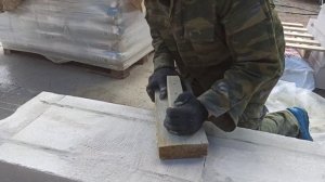 Выравниваем первый ряд газобетона