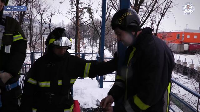Слушатели отработали действия при проведении спасательных работ на высоте смотреть онлайн