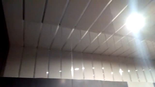 Потолок из пластиковых панелей монтаж кательной смотреть онлайн