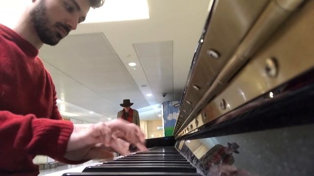 Playing Chopin at the Airport смотреть онлайн