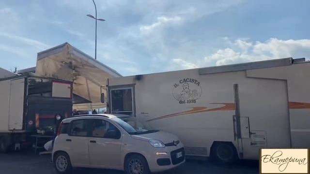 Италия. Кьянчано - Терме. Снеговики - маст&&&торы «ветеринары» с кампером на рынке. смотреть онлайн