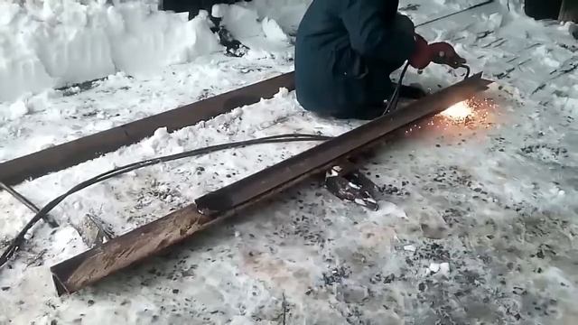 МАСТЕР-КЛАСС ОТ СВАРЩИКА\НОВЫЙ НОЖ для лопаты Т-150к\ГОТОВИМСЯ К ВЕСНЕ смотреть онлайн