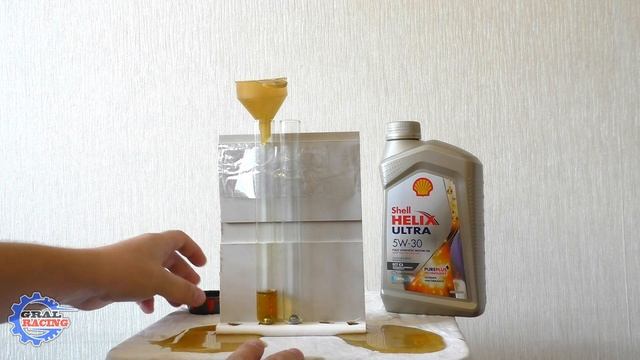 Лукойл Genesis GLIDETECH 5W30 против Shell Helix ULTRA 5W30