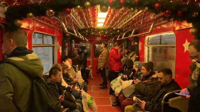 Новогодний поезд Еж3 Московского метрополитена. 30.12.2022 смотреть онлайн