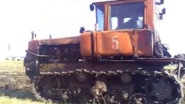 ДТ-75М. Вспашка плугом ПН-4-35. часть 2 смотреть онлайн