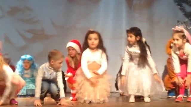 Новогодний утренник ?получаем подарки ? Christmas party ? смотреть онлайн