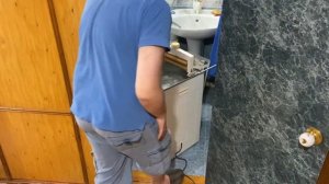 Стирка с помощью стиральной машины «Волга-15А» 1990 года выпуска. Слив раствора и полоскание.