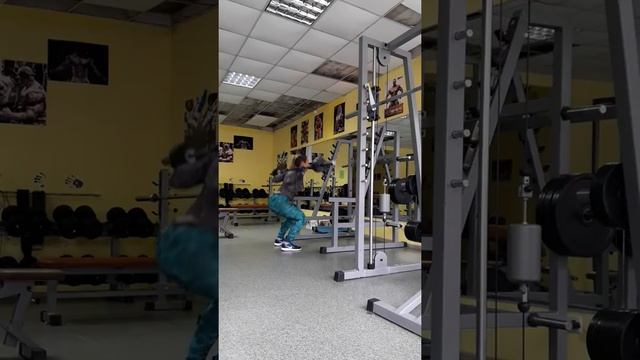 Присед плюс наклон. Ягодицы, бицепс бедра и спина смотреть онлайн