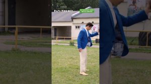 Футболист сбил друга мячом!