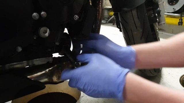 ? Suzuki GSR 600 Ölwechsel - ?Anleitung // Manual смотреть онлайн