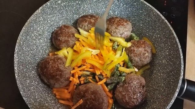 Рассыпчатый Булгур с овощами и фрикадельками. Готовим ужин в одной сковороде смотреть онлайн