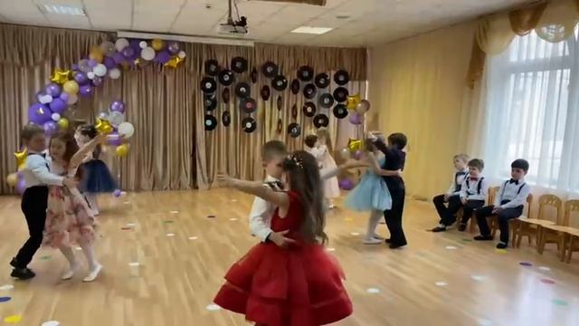 Парный танец на выпускной в детском саду. Вальс. До свидания, детский сад! смотреть онлайн