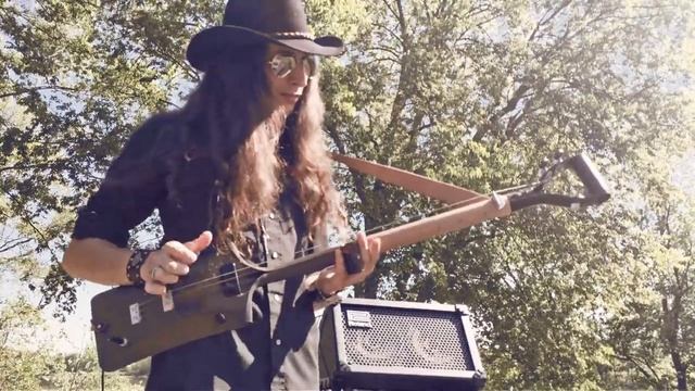 Crankin' Up the 3-String Shovel Guitar! смотреть онлайн