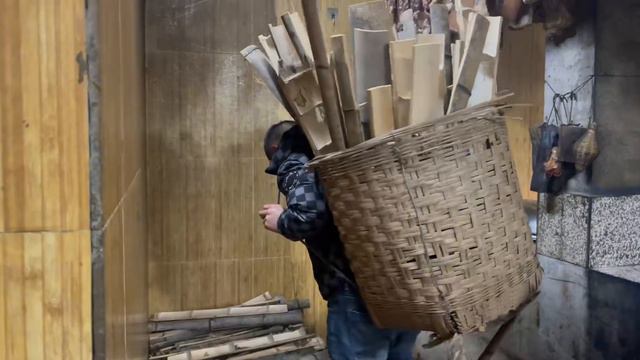 英子一大早趁小孩睡觉跟大家去背柴，人多力量大 大推柴一下背完 смотреть онлайн