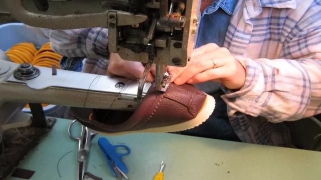 Moccasins Canada - How Indian Leather Moccasins are made смотреть онлайн
