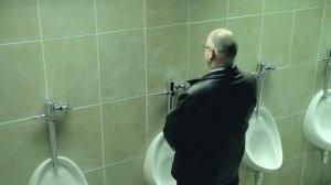 Двойной писсуар - скрытая камера (Double Urinal Hidden camera)