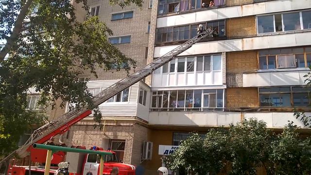 В центре Костаная загорелся балкон девятиэтажного дома смотреть онлайн