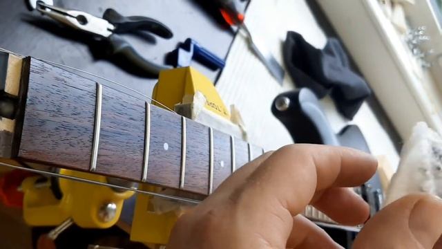 Schecter C-6 Deluxe. Ремонт. Настройка. Замена порожка. смотреть онлайн