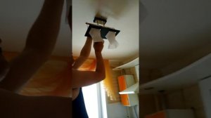 Лайфхак как выкрутить лампочку в плафон если не проходит рука