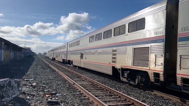 Amtrak Coast Starlight Train #11 With The ALC-42 #309 Leading off at 98th Ave in Oakland CA смотреть онлайн
