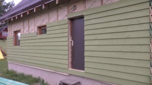 Начали обшивать домик досками.