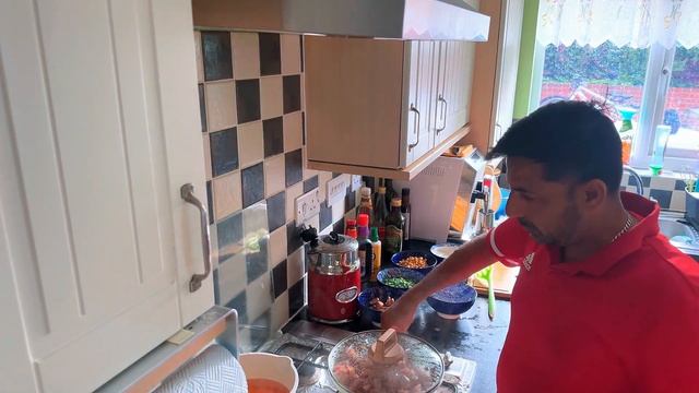 Курица, запеченная с беконом и картофелем в сметане