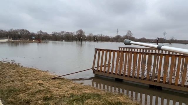 Разлив Москвы-реки в Коломне 2023, 1 апреля) смотреть онлайн