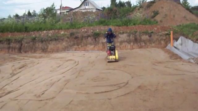 Дочке 4.5 года, управляется с виброплитою как с коляской. "- Папа, отойди, не мешай!" смотреть онлайн