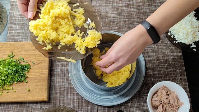 Очень вкусный салат с тунцом и крабовыми палочками. смотреть онлайн