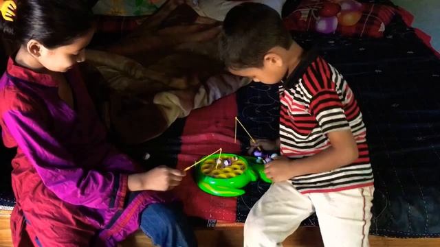 Child playing fish catcher games.... смотреть онлайн