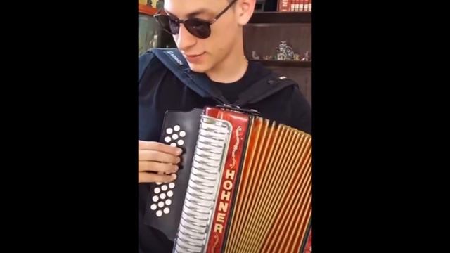 El Nuevo acordeonero de Beto ¿si le lucen las notas del pollo isra? Deja tu opinión смотреть онлайн