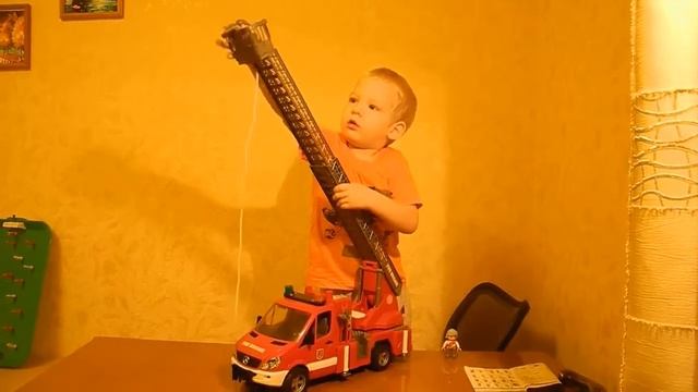 Игрушки Брудер пожарная машина Bruder fire engine with water pump смотреть онлайн