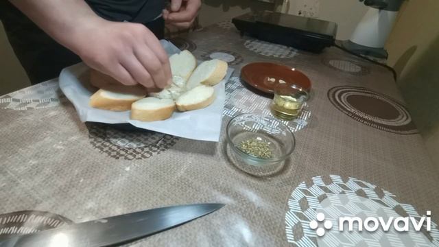 Запечённый Камамбер с чесноком и гренками смотреть онлайн