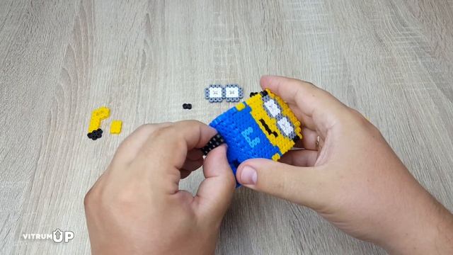 КАК СДЕЛАТЬ МИНЬОНА ИЗ ТЕРМОМОЗАИКИ / How to make Perler beads Minion / VitrumUP смотреть онлайн