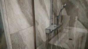 Стеклянная перегородка в душ без дверей