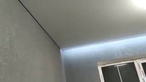 Натяжные потолки  Теневой профиль ПВХ и алюминиевый карниз с подсветкой