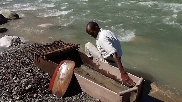 Старатели в Ришикеше добывают золото смотреть онлайн