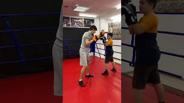 Продолжение видео можете найти на аккаунте…#бокс #боксер #тренер #тренировка #спорттренды #подпишис смотреть онлайн