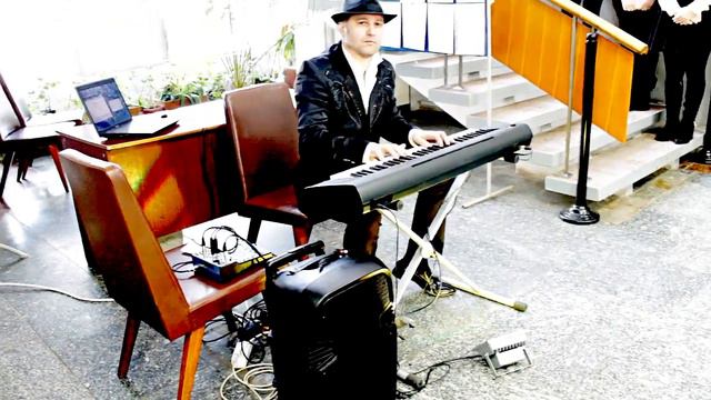 Ведущий Станислав Харьков - пиано Долгая дорога в Дюнах