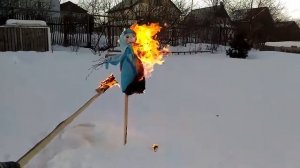 Горит чучело Масленицы. Сжигаем самодельное чучело весело!