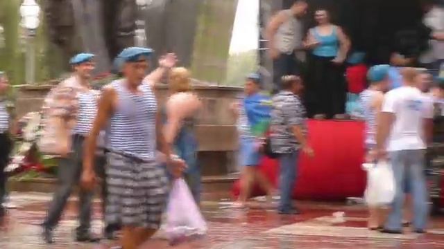 День ВДВ в Воронеже 2011 у памятника Воронеж Родина-ВДВ смотреть онлайн
